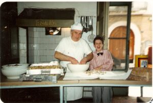 Lucera - De Chiara - Bar Pasticceria 1993 - Mario De Chiara e il suo nipotino Alessio d'Atri nel suo laboratorio