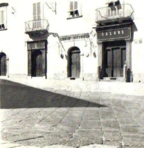 Lucera - Alcuni esercizi commerciali di piazza Duomo anni 60