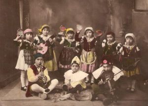 Lucera - Carnevale anni 30 - Granieri Carinda la 1^ a dx in piedi, Granieri Antonietta la 1^ da sx, Gina Granieri la 2^ da sx - Foto di Granieri Antonio