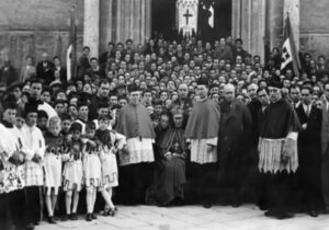 Lucera - Festa patronale anni 30 - Padre Angelo Cuomo alla sinistra del gruppo, Don Peppino Rossetti (U Neusse), monsignor Ciampi a destra del vescovo Giuseppe Di Girolamo