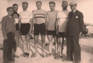 Lucera - Ciclisti anni 40, a destra Raffaele Montanaro - Foto di Lino Montanaro