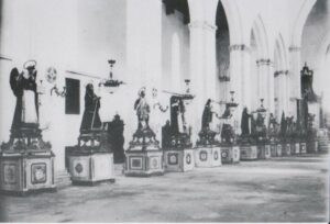 Lucera - Festa patronale anni 40 - Durante la festa patronale, nella navata centrale della cattedrale, si disponevano tutte le statue dei santi