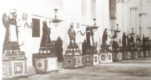 Lucera - Festa patronale anni 40 - Durante la festa patronale, nella navata centrale della cattedrale, si disponevano tutte le statue dei santi - Foto di Antonio Iliceto