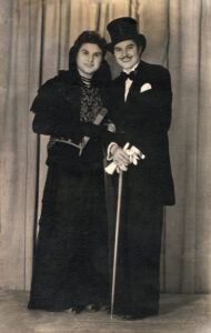 Lucera - Carnevale 1948 - Mia madre e mia zia (entrambe) scomparse, ad una festa in maschera a Lucera - Foto di Giusepp