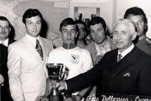 Lucera - Premiazione dopo gara ciclistica anni 60-70 - In 1° piano (con la giacca chiara) Oreste Napolitano e Raffaele Montanaro - Foto di Lino Montanaro