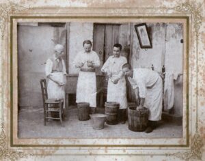 Lucera - De Chiara - Bar Pasticceria in piazza Duomo primi 900 - Alessandro De Chiara (chiamato Alessandrino), il 2° da sinistra) titolare del CAFFE' AL DUOMO - Preparazione delle Cassate