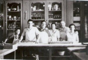 Lucera - De Chiara - Bar Pasticceria - Laboratorio1948 - Da sx ragazzo di bottega, Mario De Chiara, Antonio Vano ed il titolare Salvatore De Chiara