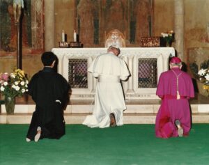 Lucera - Visita di S Santità Giovanni Paolo II 1987 - In preghiera dinanzi al nostro San Franceso Antonio Fasani - Foto di Vincenzo Di Siena