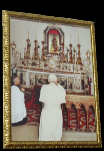 Lucera - Visita di S Santità Giovanni Paolo II 1987 - In preghiera davanti Santa Maria patrona