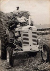 Lucera - Campagne lucerine - In primo piano, in camicia bianca, Mario Rotunno, anni 50-60 - Foto di Mario Valerio Morrison Rotunno