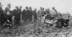 Lucera - Campagne lucerine - Azienda Agricola Vespa Giuseppe e figli- Dimostrazione primi motori per i campi anni 30 - Foto di Antonio Iliceto