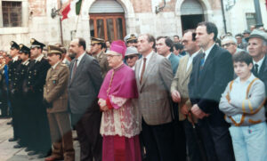 Lucera - Manifestazione patriottica anni 80 - Da sinistra Bellucci, Di Matto, Di Girolamo, on.le Bizzarri, Vescovo Castielli, Sen. Dell'Osso, Ten. Col. Iliceto, Cap.no C .C. Sarno