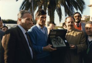 Lucera - Moser premiato dal Sindaco Dott. Vincenzo Di Siena alla presenza del Presidente della Pedale ciclismo Vittoria - Fotodi Francesco Paolo Calabria