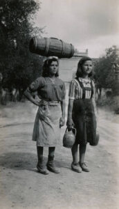Lucera - Campagne lucerine - Ragazze che trasportano l'acqua 1944