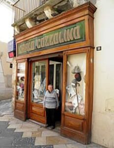 Lucera - Cozzolino Carlo - Negozio di cappelli e camicie in Via Gramsci - Foto di Francesco Elio Cetola