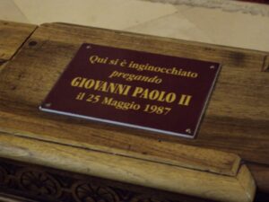Lucera - Visita di S Santità Giovanni Paolo II 1987 - Cattedrale, altare di Santa Maria - Foto di Vincenzo Olivieri