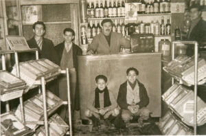 Lucera - Vozza - Drogheria in Via Amicarelli 1953- Da sinistra in piedi Raffaele Nobile, Michele Ziccardi e Vincenzo Nassisi