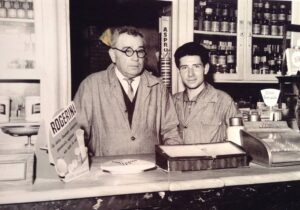 Lucera - Ardito-Darco - Farmacia - Pasqualino esperto speziale e giovane aiutante di farmacia anni 50