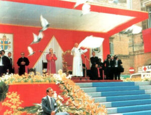 Lucera - Visita di S Santità Giovanni Paolo II 1987 - Colombe in volo, una di queste forma la macchia bianca - Foto di Francesco Elio Cetola