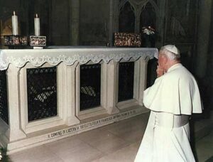 Lucera - Visita di S Santità Giovanni Paolo II 1987 - In preghiera davanti al Padre Maestro - Foto di Francesco Elio Cetola