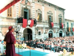 Lucera - Visita di S Santità Giovanni Paolo II 1987 - Il discorso di benvenuto del Vescovo di Lucera per la venuta di Giovanni Paolo II° - Foto di Massimiliano Monaco