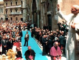 Lucera - Visita di S Santità Giovanni Paolo II 1987 - La benedizione del Papa alla folla radunata in Piazza Duomo - Foto di Francesco Elio Cetola