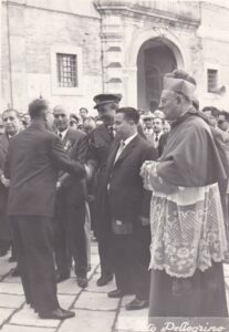 Lucera - Manifestazione patriottica 4 novembre anni 60 - Il prof. Giuseppe Bizzarri saluta le autoritá - Vescovo Domenico Vendola e sindaco Giuseppe Papa