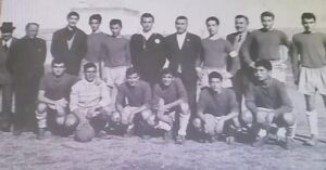 Lucera - Squadra di calcio - In piedi da dx G. Patella, P. Mantuano, , , Mr. Pollach, , , , G. Mastromatteo, , . In ginocchio Oreste De Gennaro, V. Morlacco, , , , Enzo Barbaro