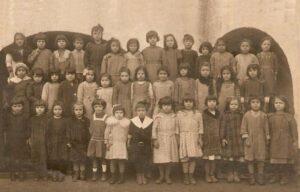 Lucera - Scuola Comunale S. Caterina 1918 - Maria Sassi (in alto la 2^da sx) e Annita Sassi (in alto la 3^da sx)