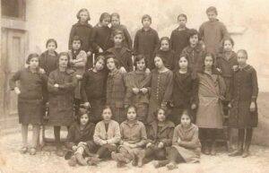 Lucera - Scuola Comunale S. Caterina 1926 - 6^ classe. Sedute per terra, la 3^ da sx è mia madre Annita Sassi e la 5^ è mia zia Maria Sassi (gemelle)
