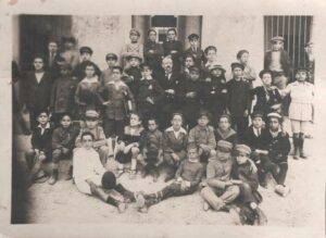 Lucera - Scuola Comunale S. Caterina - Primi 900 - Il secondo a destra della seconda fila dal basso è mio padre Raffaele - Foto di Lino Montanaro