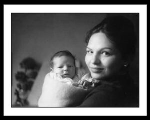 Cavalli Emanuele - La figlia Maria Letizia con la nipote Francesca appena nata - Firenze, 1962