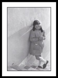 Cavalli Giuseppe - Mina in castigo sulle scale di casa a Senigallia 1941