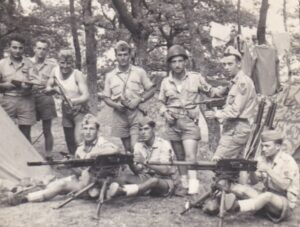 Lucera - De Gennaro Mario (in alto il 3° da sx), in servizio di leva - Anni 50 - Foto di Mario De Gennaro (nipote)