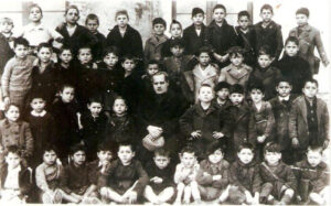 Lucera - Edificio scolastico Tommasone 1946 - 1^ elementare - Maestro Guadagno - Tonino Di Giovine (4° da dx, 1^ fila in piedi, dal basso)