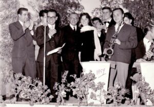 Preziuso Salvatore - Concerto per la Colonia Agricola - Da sx E. PILLA (detto Rio) (cantante), il Prof. Iannantuoni (presentatore), il M° S. Preziuso, L. Modola (soprano), M. Urrasio (detto MIke)(cantante), L. Perna (sax) 1959