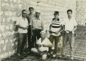 Lucera - Colasanto Edoardo 'cchialone' in ginocchio - Da sx Michele Stoppino, impresa, Antonio De Francesco, Raffaele e Michele Guglielmo ,Vincenzo Zoppicante 1965 circa - Foto di Antonio Conte