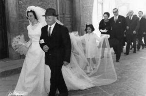 Lucera - Lamonaca Giuseppe con la figlia Antonietta, damigella Pina Marino - 1966