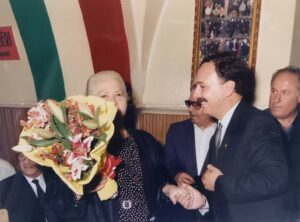 Associazione Bersaglieri di Lucera 1990 - Benedizione del 3° Labaro - A destra il Presidente Francesco Longo e a sinistra la figlia della M.A.V.M. Cap. Magg. A. Solitano