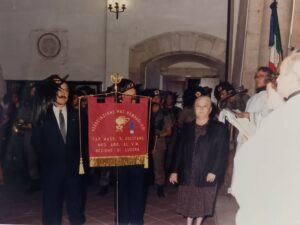 Associazione Bersaglieri di Lucera 1990 - Benedizione del 3° Labaro - A sinistra il Presidente Francesco Longo e a destra la figlia della M.A.V.M. Cap. Magg. A, Solitano
