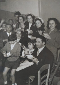 Lucera - Casa dei miei suoceri sulle Mura. Anno 1956 , decimo compleanno di mio marito Nicola. Partendo da destra mio suocero Piacente Pasquale, Pinuccia Ciavotta, mio marito Nicola, seduto sulle ginocchia della moglie di Vincenzo Cimino. Dietro, Lucia Alvisi, moglie di Michele Del Gaudio, Raffaella Castellaneta, mia suocera Antonietta Di Tirro. La bambina con la mano alzata è Adriana Ciavotta - Foto di Elisa Sassi
