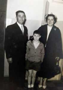 Lucera - Piacente Pasquale e Di Tirro Antonietta (i miei suoceri) e il figlio Nicola (mio marito). Foto scattata nel 1956 (mio marito aveva 10 anni) nello studio d'arte fotografico Barile, ubicato a Lucera in via Luigi Zuppetta n.15