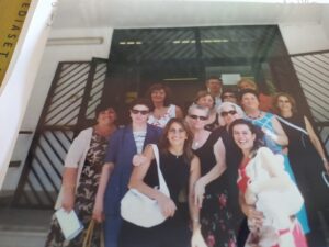 Lucera - Scuola Media Dante Alighieri 30 giugno 2004 - In prima fila, partendo da sinistra: Marilena Di Gioia, Giacomina Cascioli, Francesca Raimondi, Lidia Del Gaudio, Carmela Viglione e Bice Maulucci. In seconda fila: Ida Di Battista, Antonietta Iannone, Anna Lepore, la sottoscritta e Maria Teresa Ziccardi. In terza fila Giovanni Mascitti e Marià Giuseppa Del Gaudio - Foto di Elisa Sassi