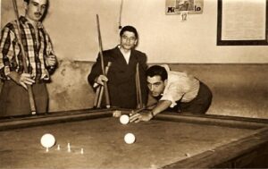 Lucera &ndash; Di Stefano Ugo, a destra, Guerrieri Tonino, al centro e Fortunati Alessandro, a sinistra nel Bar Franco nel 1954 &ndash; Foto di Valentina Di Stefano